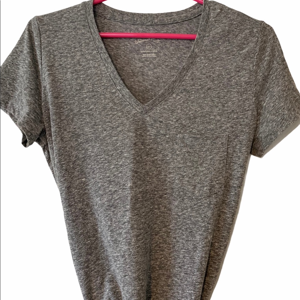 Gray short sleeve V-neck T-shirt